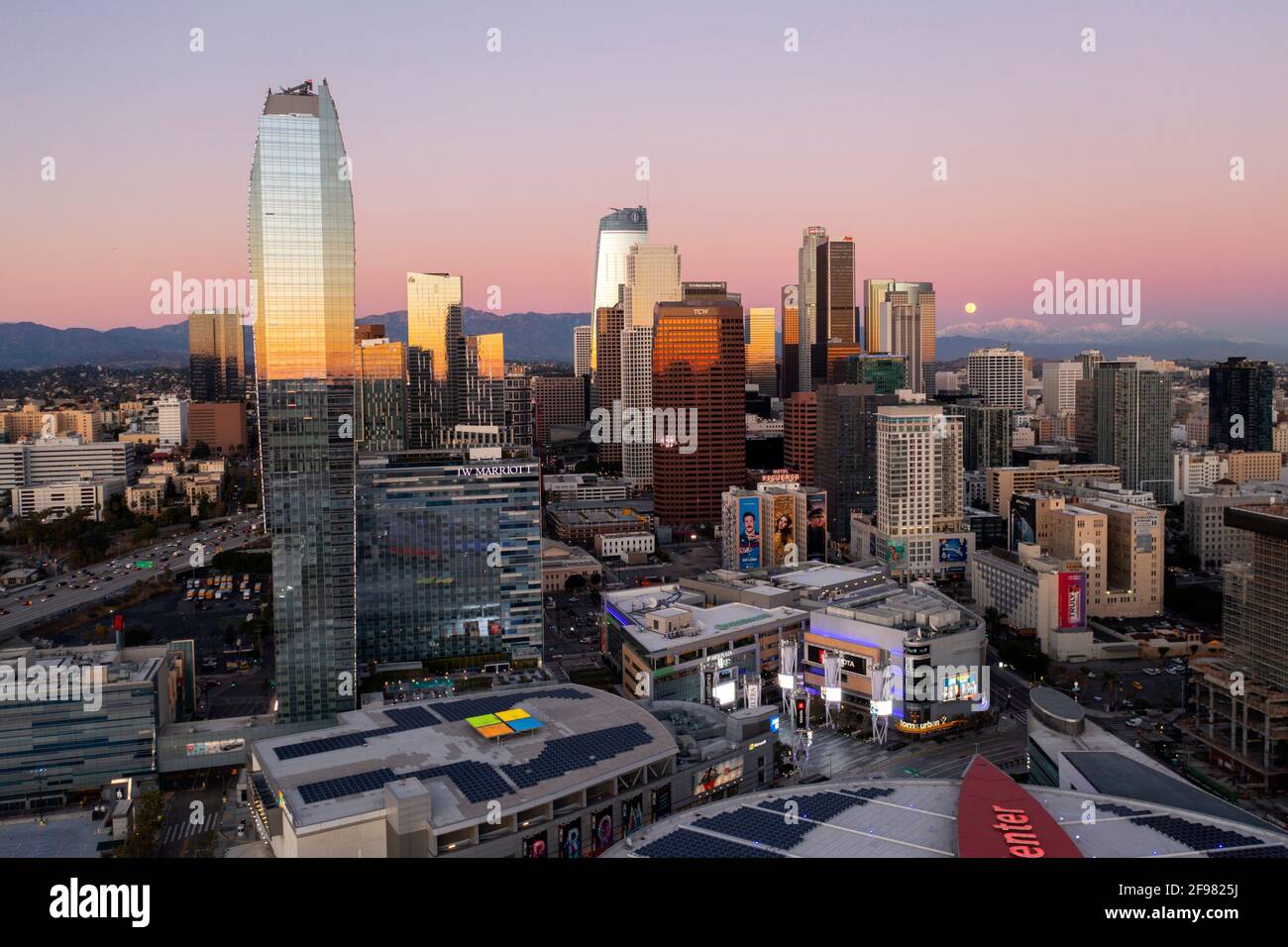 Crepuscolo con luna che sorge sulle montagne dietro il centro di Los Antenna skyline di Angeles Foto Stock