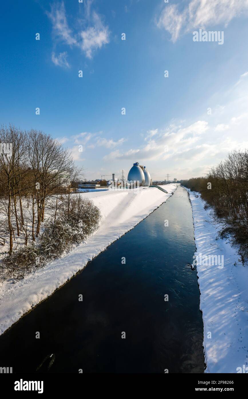 Dortmund, Renania Settentrionale-Vestfalia, Germania - Sunny paesaggio invernale nella zona della Ruhr, ghiaccio e neve sul rinomato Emscher, digestion towers Kläranlag Foto Stock
