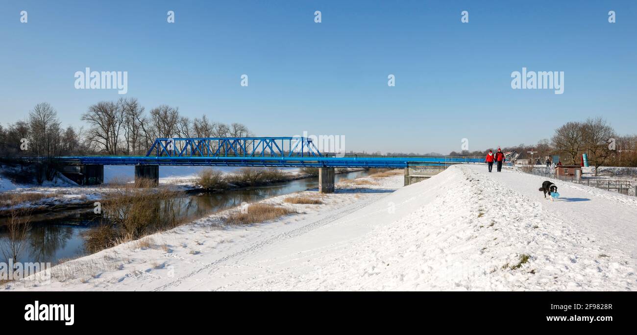 Dorsten, Renania Settentrionale-Vestfalia, Germania - paesaggio invernale soleggiato nella zona della Ruhr, ghiaccio e neve sul lippe. Foto Stock