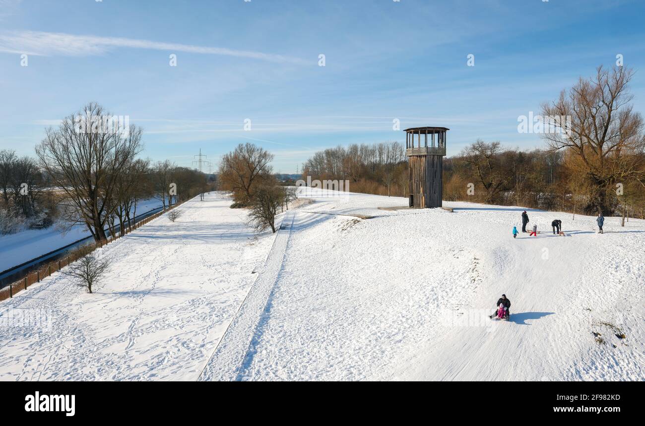 Recklinghausen, Renania Settentrionale-Vestfalia, Germania - Sunny paesaggio invernale nella zona della Ruhr, Emscherkunst nella neve, Torre Kawamata sull'Emscher, PASSERELLA E TORRE, 2010, by Tadashi Kawamata, le famiglie vanno in slitta Foto Stock