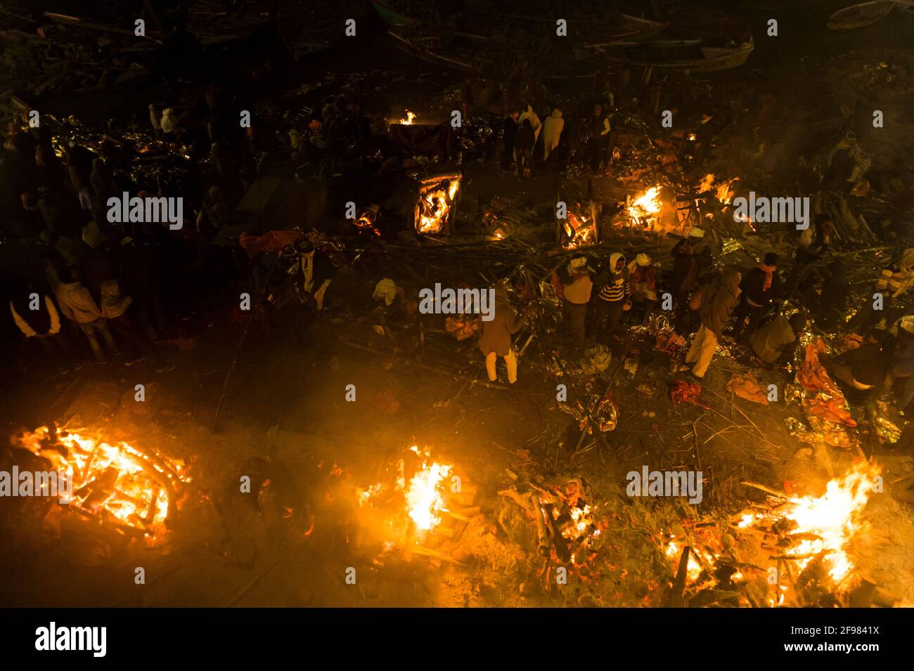 India, Varanasi, Manikarnika Ghat, fuoco, persone, oscurità Foto Stock