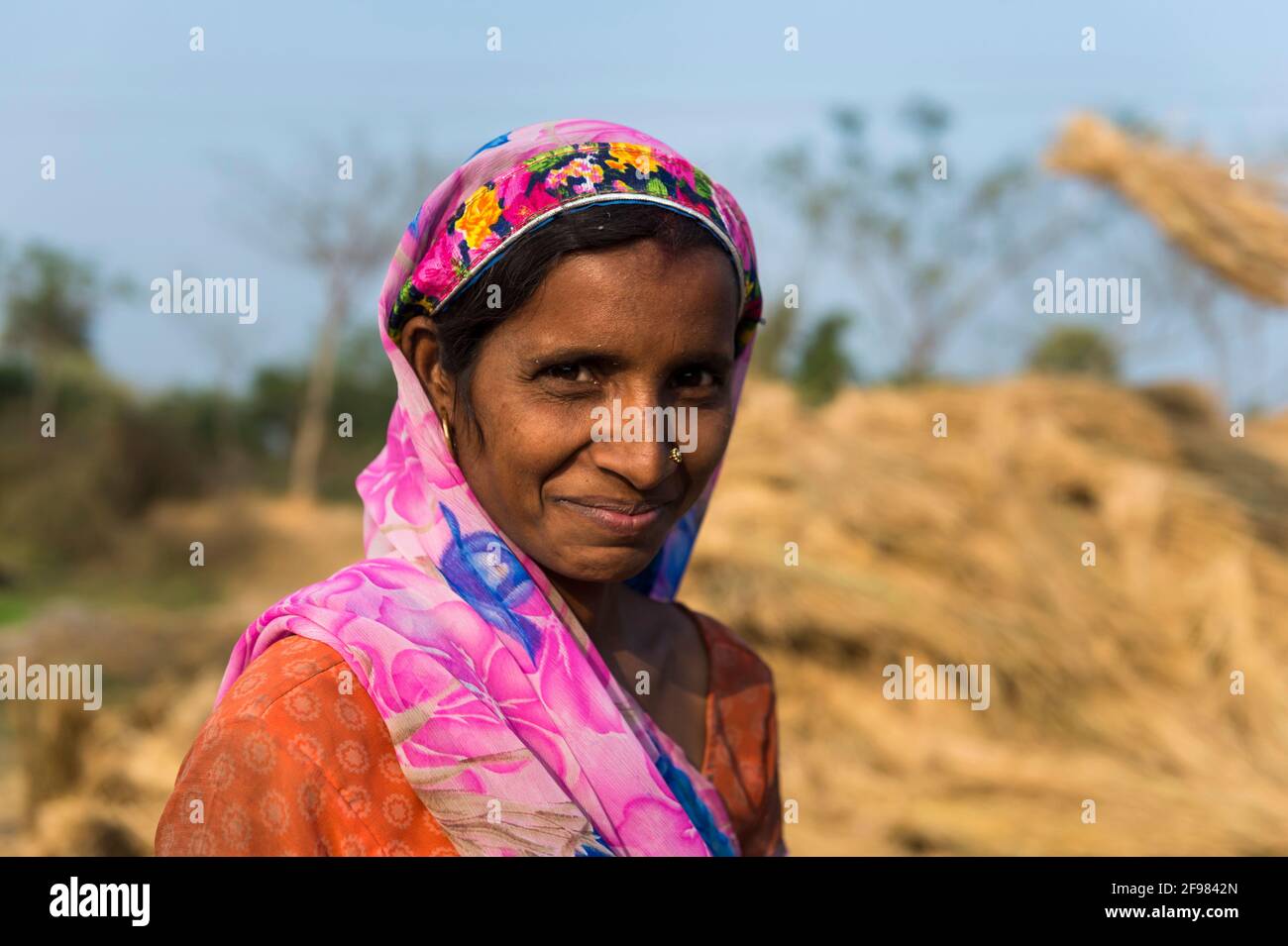 India, Bodhgaya, Mahakala Cave, Dungeshwari, donne contadine che batte riso Foto Stock
