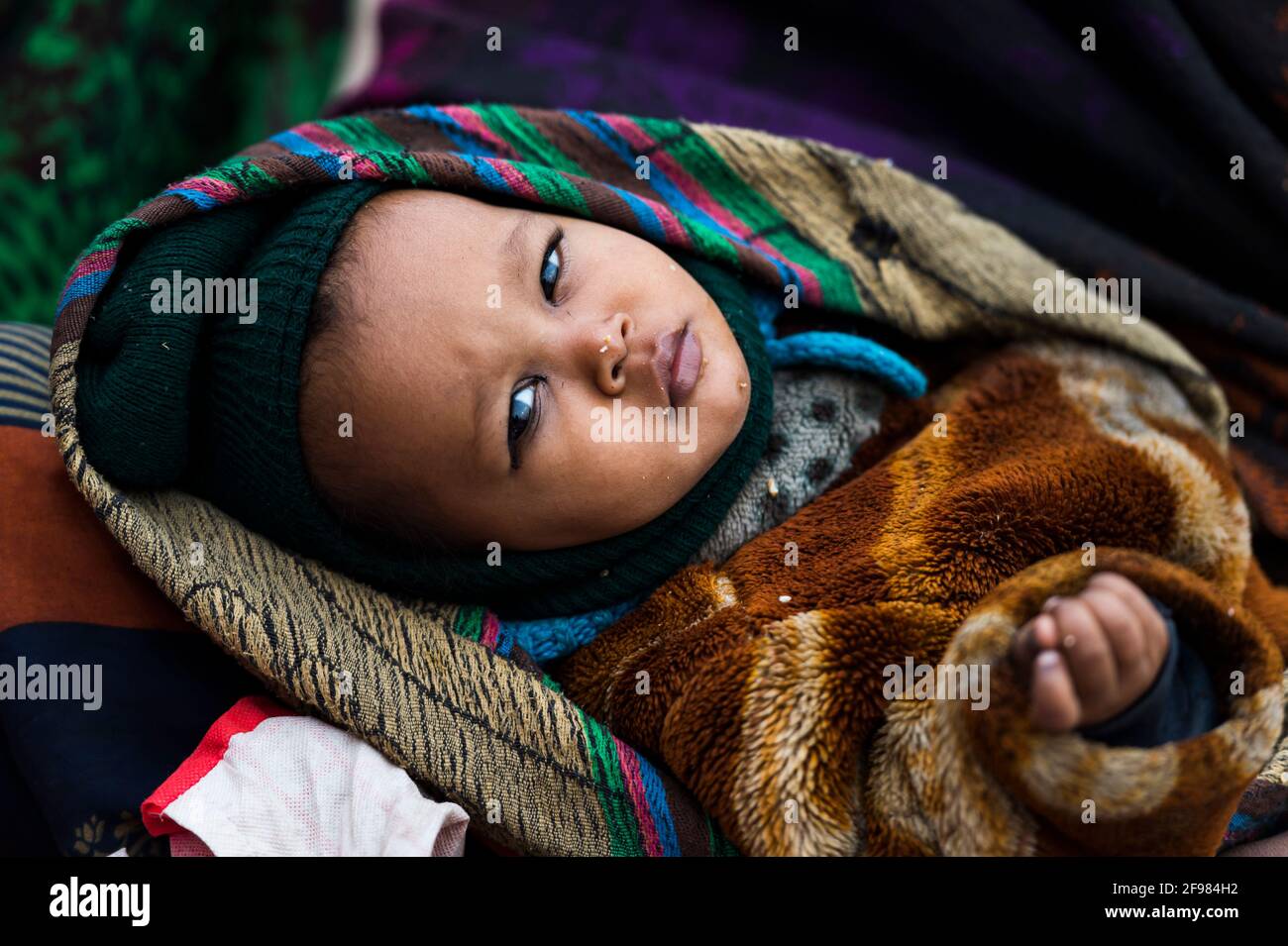 India, Varanasi, scene nel centro storico, bambino, ritratto, Foto Stock