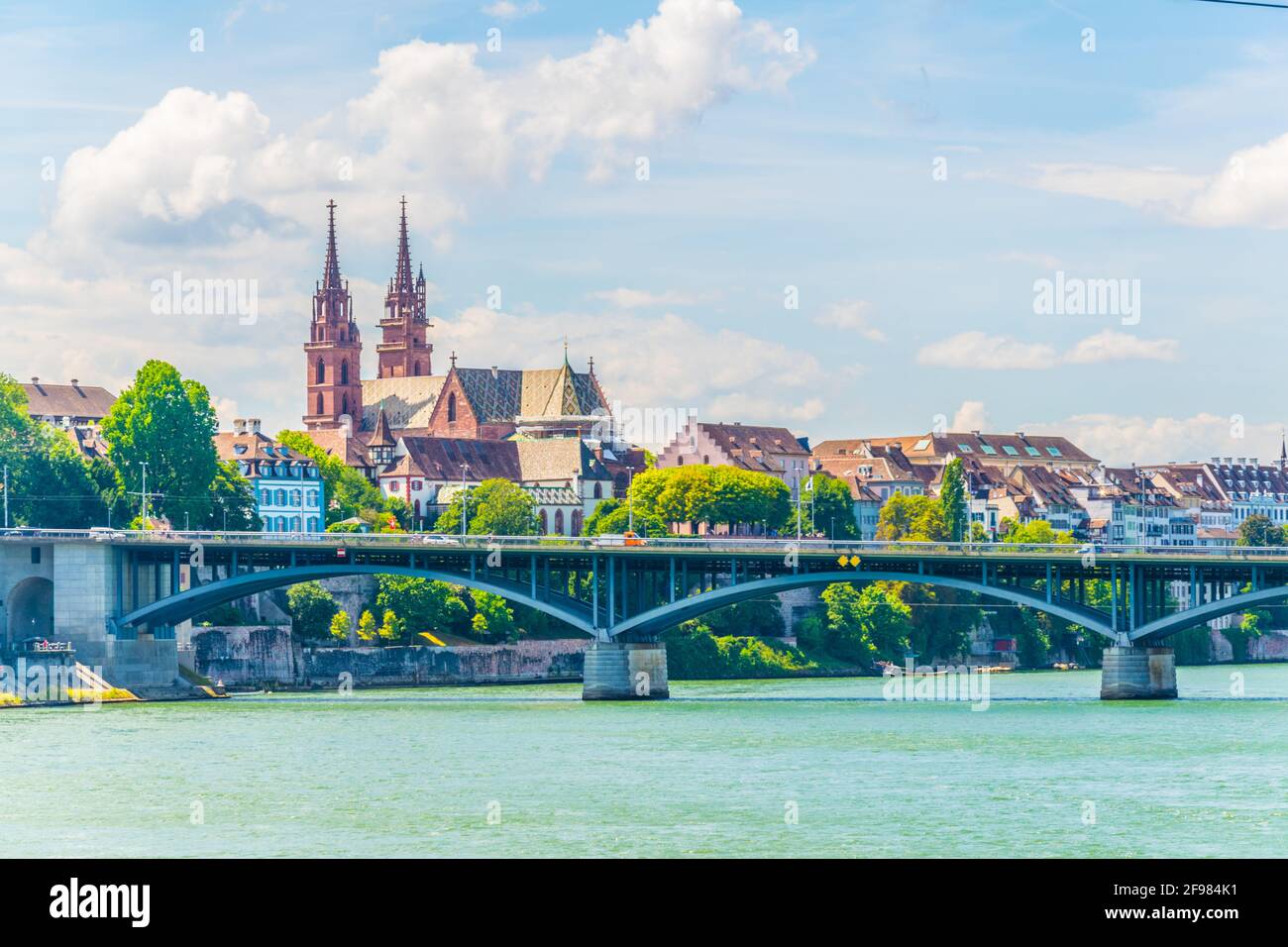 La cattedrale di Basilea si è vista dietro il ponte di Wettstein, in Svizzera Foto Stock