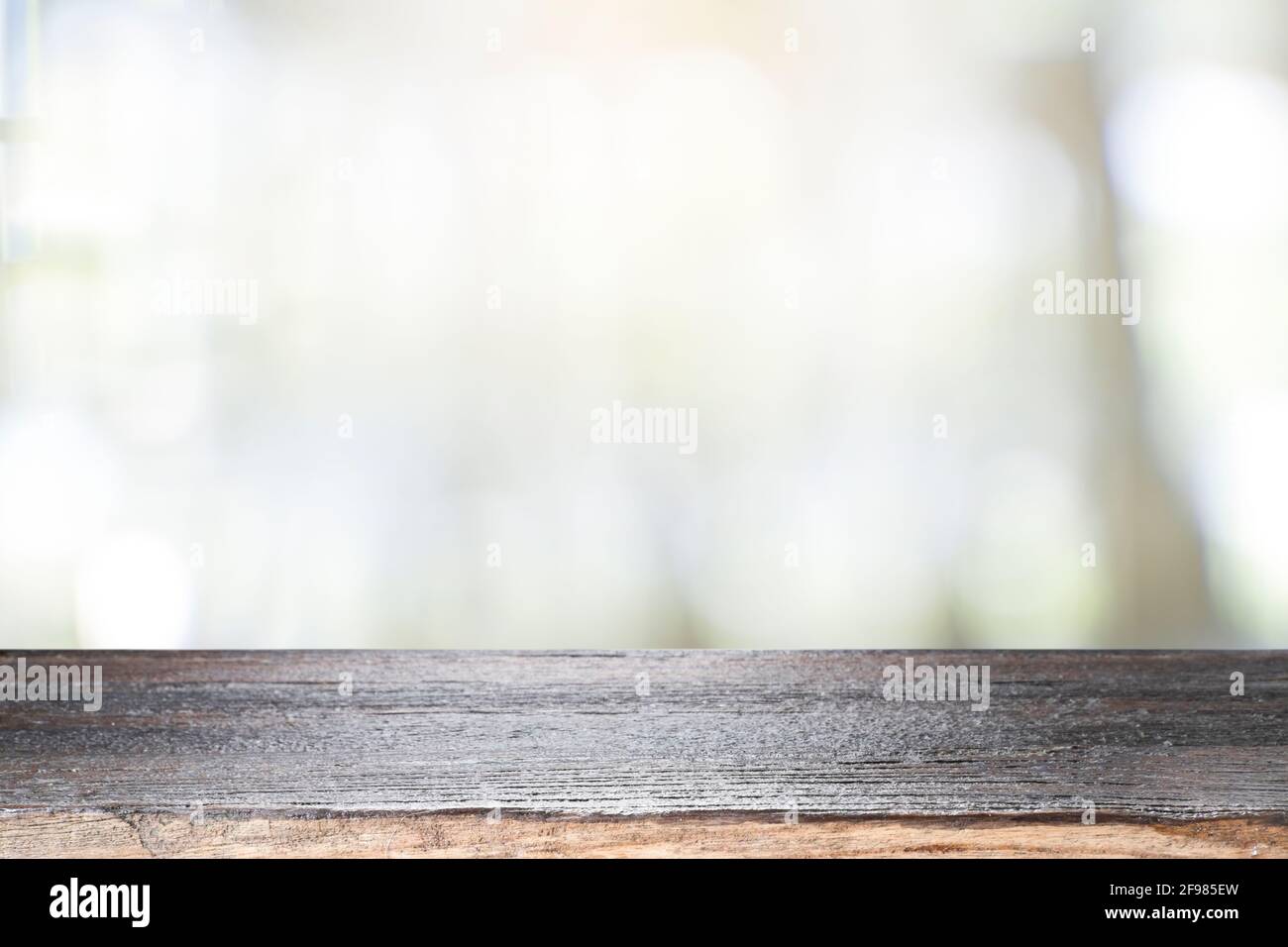 Tavolo vuoto in legno per il prodotto attuale sulla sfocatura della caffetteria arretramento Foto Stock