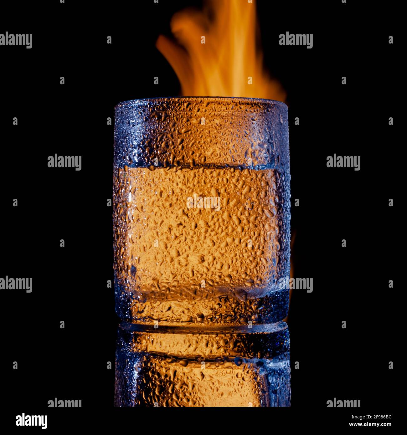 fuoco e acqua e sfondo nero, posizionare sotto il testo Foto Stock