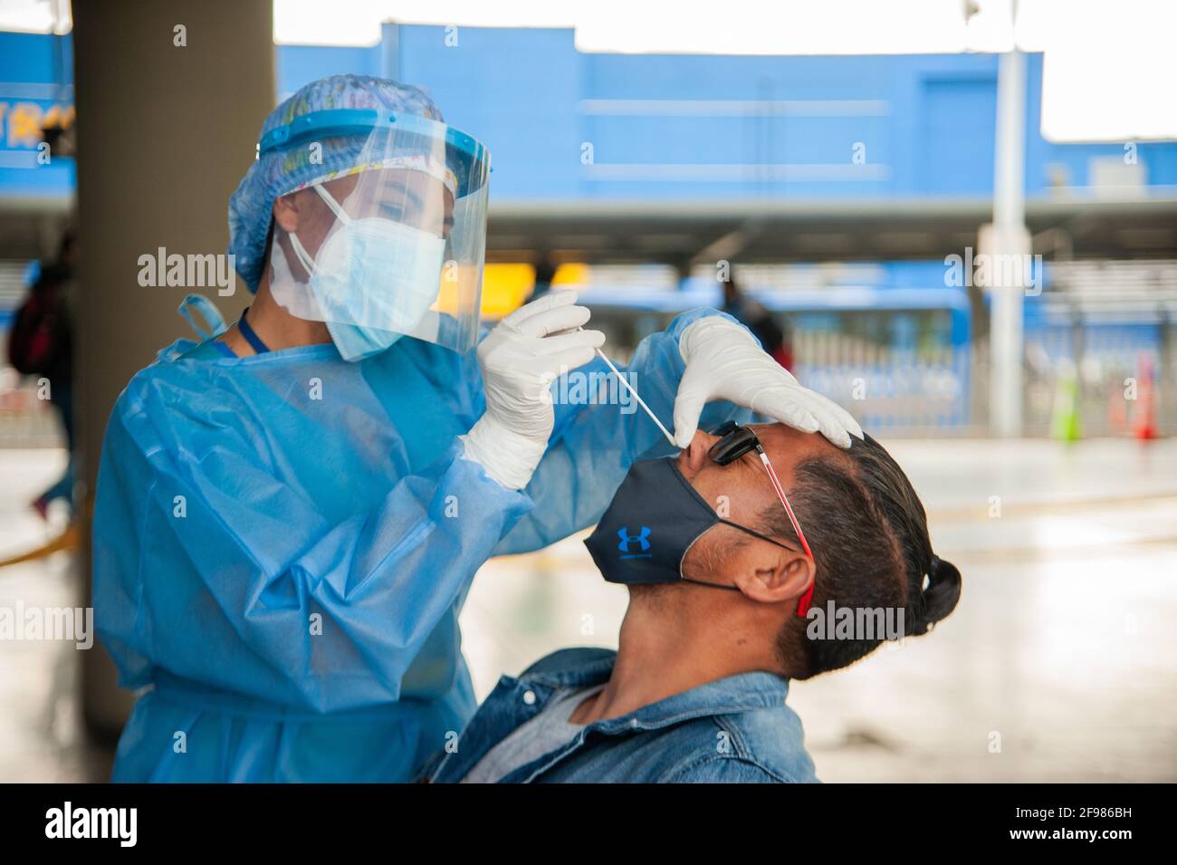 Un'infermiera prende un test libero di PCR COVID-19 come parte della campagna per identificare nuove inffezioni pancitiche di Cornavirus a Bogotà, Colombia il 15 aprile 2021 Foto Stock