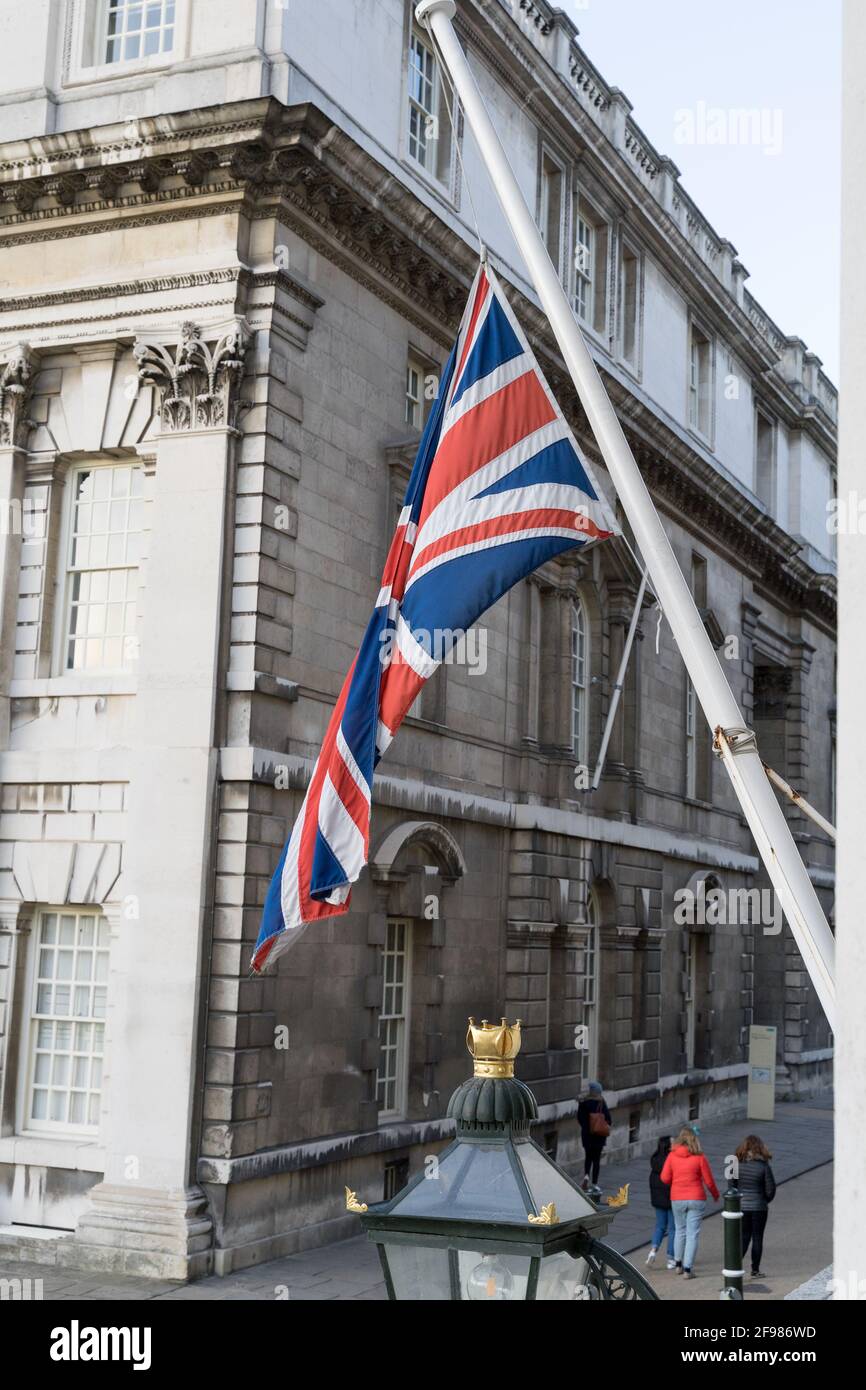 Bandiera di Union Jack a metà albero sull'edificio pubblico di Greenwich, Londra Foto Stock
