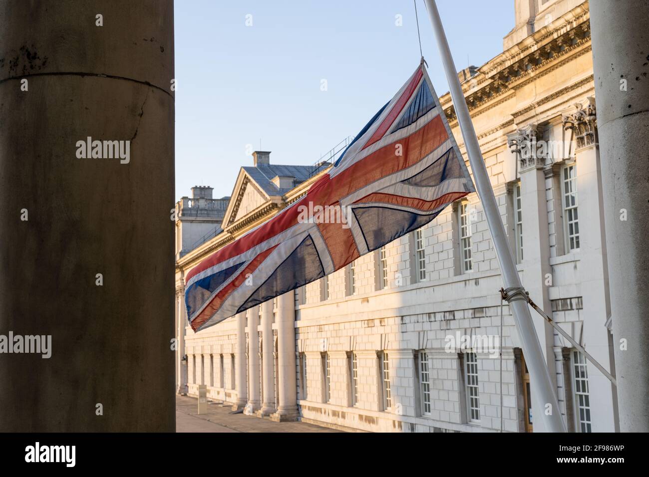 Bandiera di Union Jack a metà albero sull'edificio pubblico di Greenwich, Londra Foto Stock