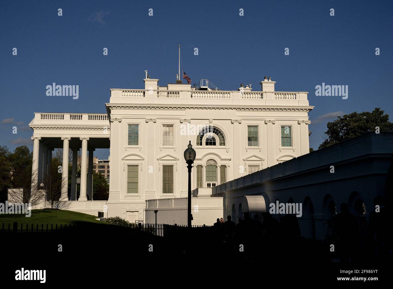 Washington, Stati Uniti. 16 Apr 2021. La bandiera americana vola a metà del personale alla Casa Bianca a Washington, DC, Stati Uniti, venerdì 16 aprile, 2021. Credit: Stefani Reynolds/Pool via CNP Credit: Abaca Press/Alamy Live News Foto Stock
