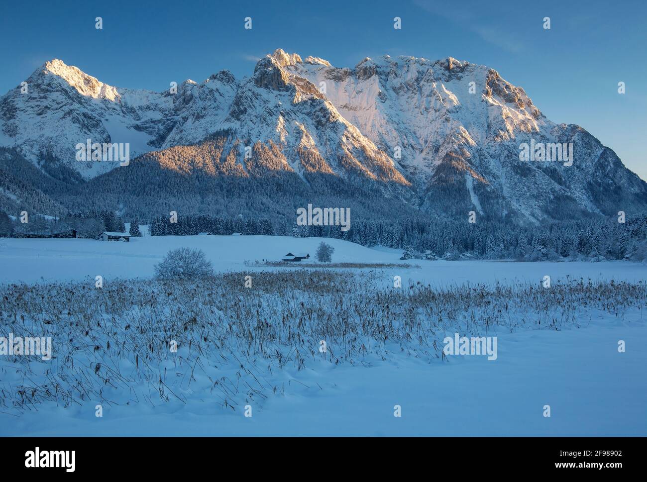 Congelati Schmalensee contro i Monti Karwendel al sole della sera, Mittenwald, Werdenfelser Land, alta Baviera, Baviera, Germania Foto Stock
