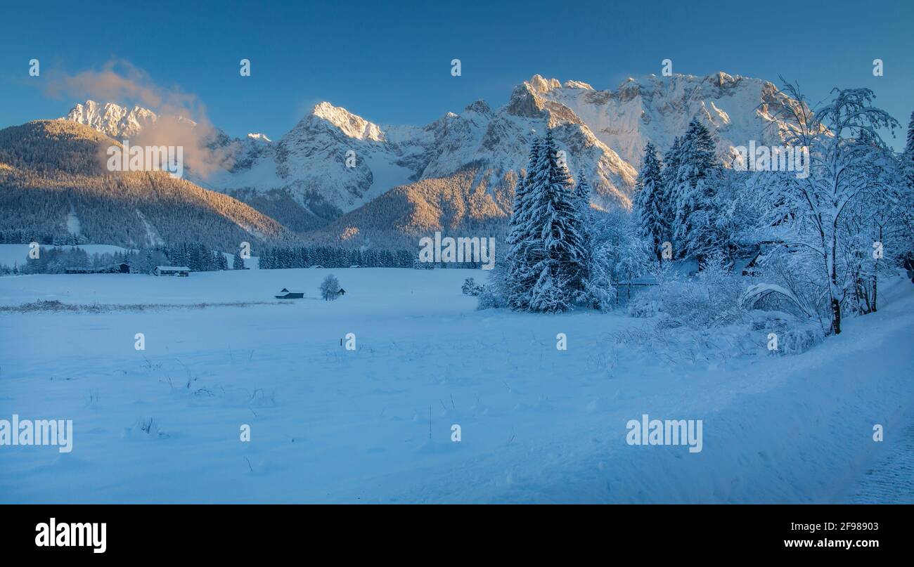 Congelati Schmalensee contro i Monti Karwendel al sole della sera, Mittenwald, Werdenfelser Land, alta Baviera, Baviera, Germania Foto Stock