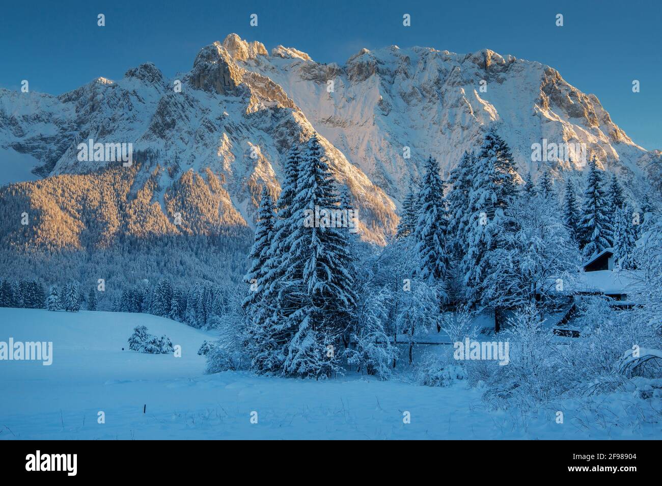 Congelati Schmalensee contro i Monti Karwendel al sole della sera, Mittenwald, Werdenfelser Land, alta Baviera, Baviera, Germania Foto Stock