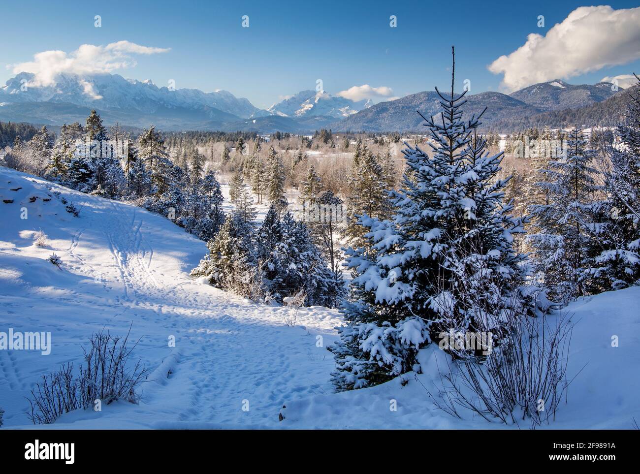 Paesaggio invernale nella valle dell'Isar contro i Monti Wetterstein, Wallgau, Werdenfelser Land, alta Baviera, Baviera, Germania Foto Stock