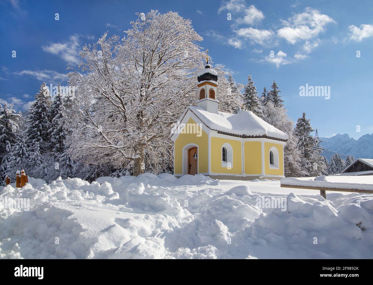 Paesaggio invernale con cappella Maria Rast a Buckelwiesen, Krün, Werdenfelser Land, alta Baviera, Baviera, Germania Foto Stock