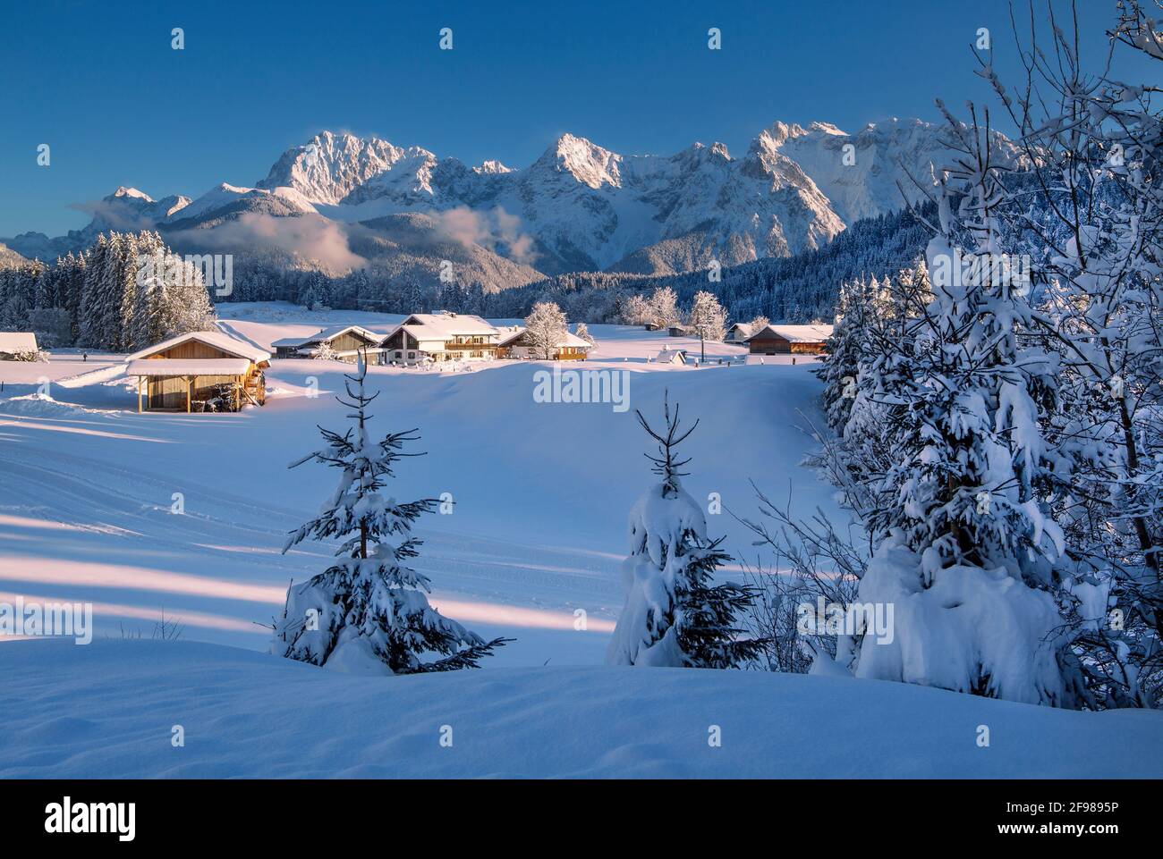 Paesaggio invernale con la frazione di Gerold contro i Monti Karwendel, Krün, Werdenfelser Land, alta Baviera, Baviera, Germania Foto Stock
