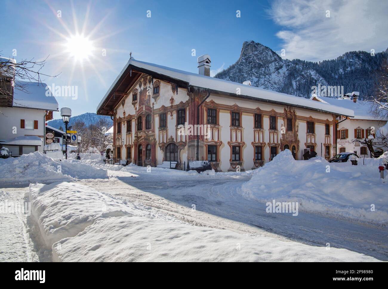 Pilatushaus con Lüftlmalerei nel centro del paese contro il Kofel (1342m), Oberammergau, Ammertal, Parco Naturale Alpi Ammergau, alta Baviera, Baviera, Germania Foto Stock