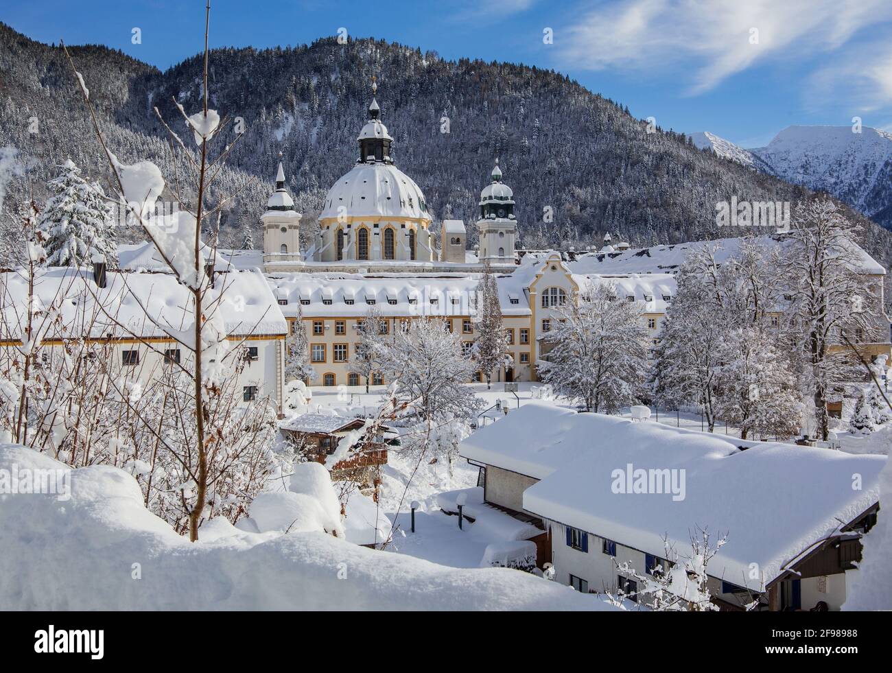 Vista sulla città con il Monastero di Ettal, Ettal, Ettaler Sattel, Parco Naturale delle Alpi di Ammergau, alta Baviera, Baviera, Germania Foto Stock