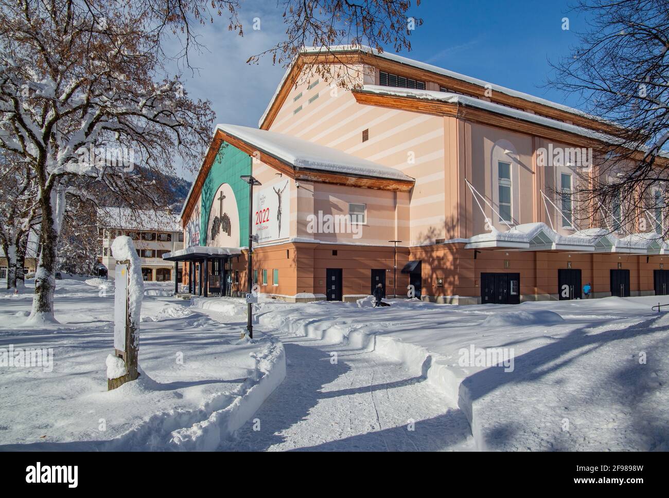 Teatro Passion play nel centro, Oberammergau, Ammertal, Parco Naturale Alpi Ammergau, alta Baviera, Baviera, Germania Foto Stock