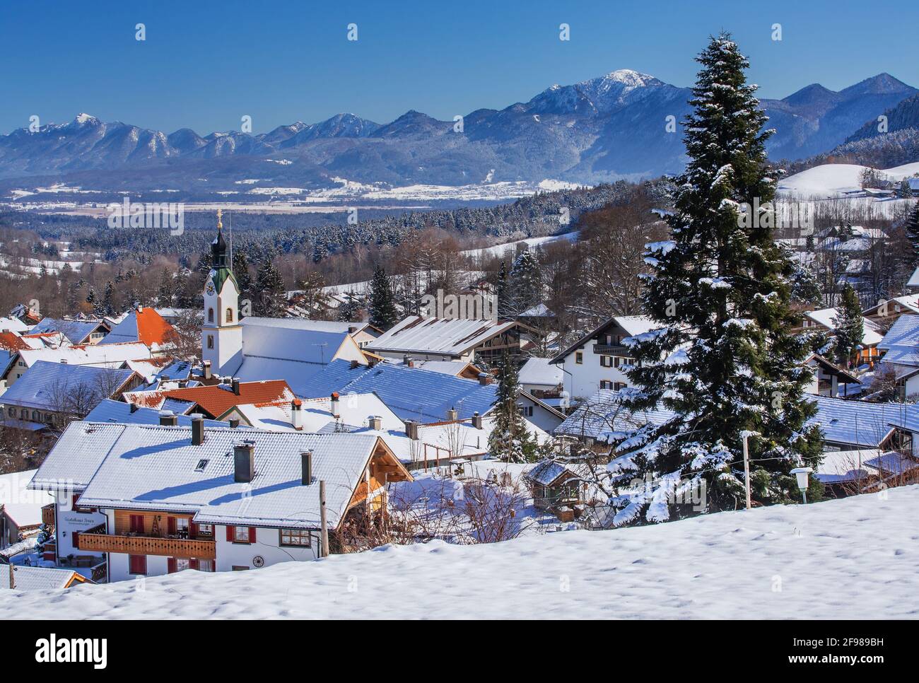 Panoramica della città con la chiesa parrocchiale e Heimgarten (1790m), Bad Kohlgrub, Das Blaue Land, alta Baviera, Baviera, Germania Foto Stock