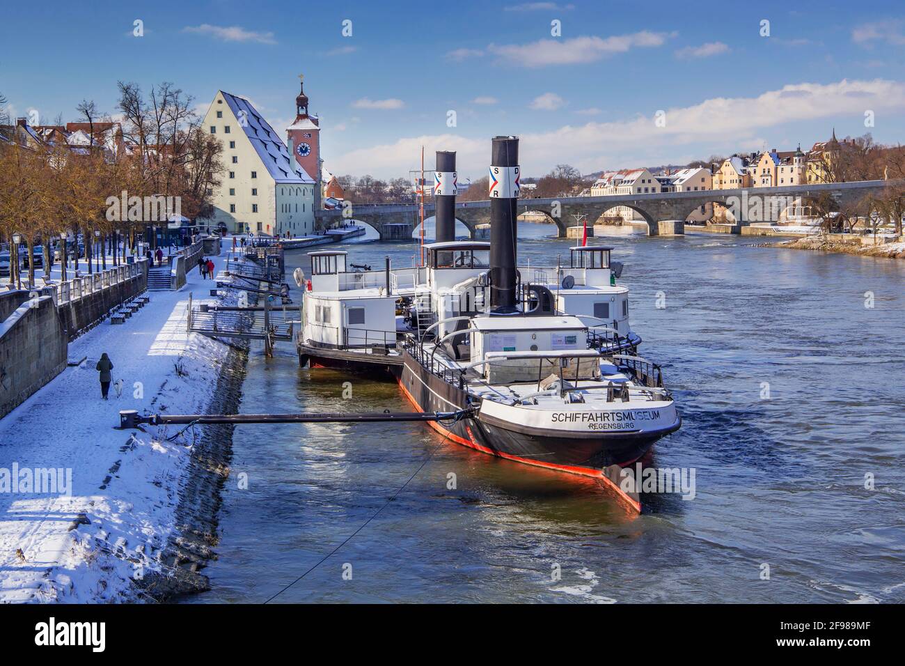 Passeggiata sulle rive del Danubio con il Museo Marittimo del Danubio e il Ponte di pietra per la città vecchia, Ratisbona, Danubio, Palatinato superiore, Baviera, Germania, Patrimonio dell'Umanità dell'UNESCO Foto Stock