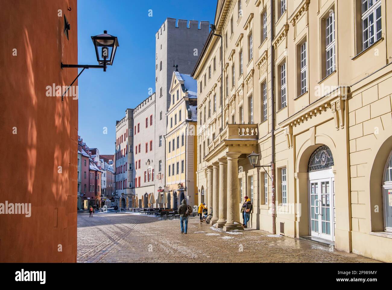 Thon-Dittmerpalast e il castello patrizio di Goldenes Kreuz su Haidplatz, nella città vecchia di Ratisbona, Danubio, Palatinato superiore, Baviera, Germania, Patrimonio dell'Umanità dell'UNESCO Foto Stock
