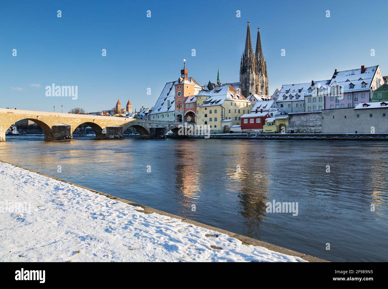 Lungomare sulla riva del Danubio con il Ponte di pietra, la porta della città e la Cattedrale di San Pietro nella città vecchia, Ratisbona, Danubio, Palatinato superiore, Baviera, Germania, Patrimonio dell'Umanità dell'UNESCO Foto Stock