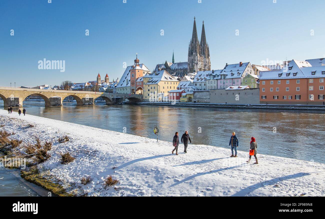 Lungomare sulla riva del Danubio con il Ponte di pietra, la porta della città e la Cattedrale di San Pietro nella città vecchia, Ratisbona, Danubio, Palatinato superiore, Baviera, Germania, Patrimonio dell'Umanità dell'UNESCO Foto Stock