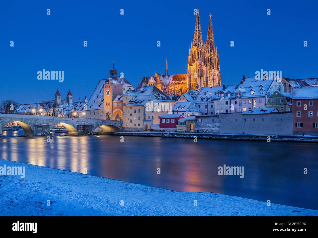 Lungomare sulla riva del Danubio con il Ponte di pietra, la porta della città e la Cattedrale di San Pietro nella città vecchia, Ratisbona, Danubio, Palatinato superiore, Baviera, Germania, Patrimonio dell'Umanità dell'UNESCO Foto Stock