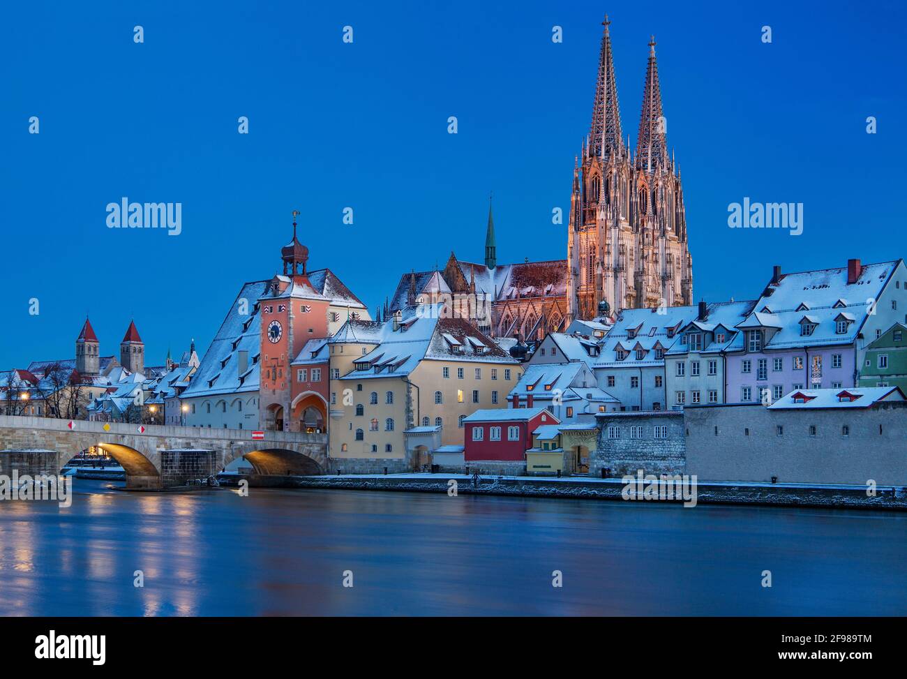 Lungomare sulla riva del Danubio con il Ponte di pietra, la porta della città e la Cattedrale di San Pietro nella città vecchia, Ratisbona, Danubio, Palatinato superiore, Baviera, Germania, Patrimonio dell'Umanità dell'UNESCO Foto Stock