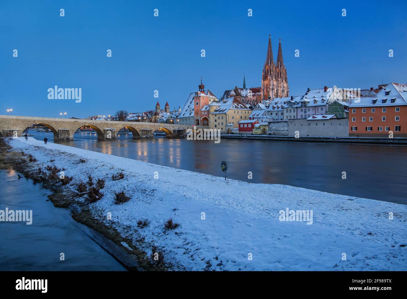 Lungomare sulla riva del Danubio con il Ponte di pietra, la porta della città e la Cattedrale di San Pietro nella città vecchia, Ratisbona, Danubio, Palatinato superiore, Baviera, Germania, Patrimonio dell'Umanità dell'UNESCO Foto Stock