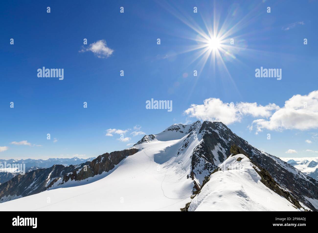 Wildspitze (la montagna più alta del Nord Tirolo) in una soleggiata giornata estiva. Ötztal Alpi, Tirolo, Austria Foto Stock