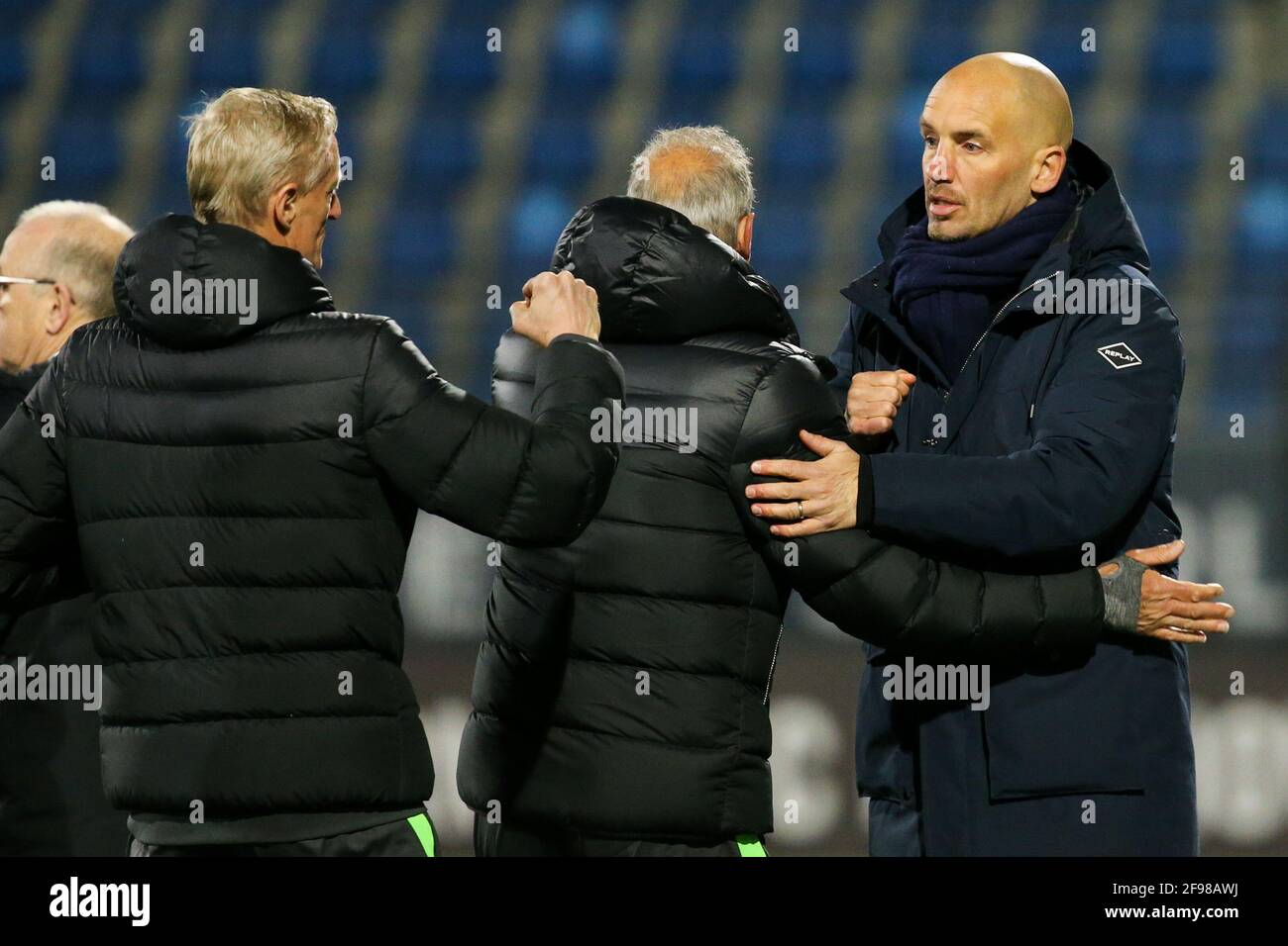 EINDHOVEN, PAESI BASSI - APRILE 16: Assistente di allenatore Jan Poortvliet del FC Eindhoven e allenatore Mitchell van de Gaag di Ajax U23 durante l'olandese Keukenka Foto Stock