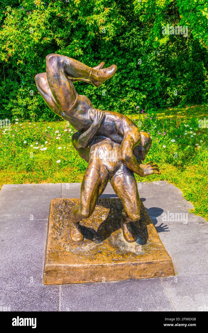 Statua dei lottatori di fronte al museo olimpico internazionale di Losanna, Svizzera Foto Stock