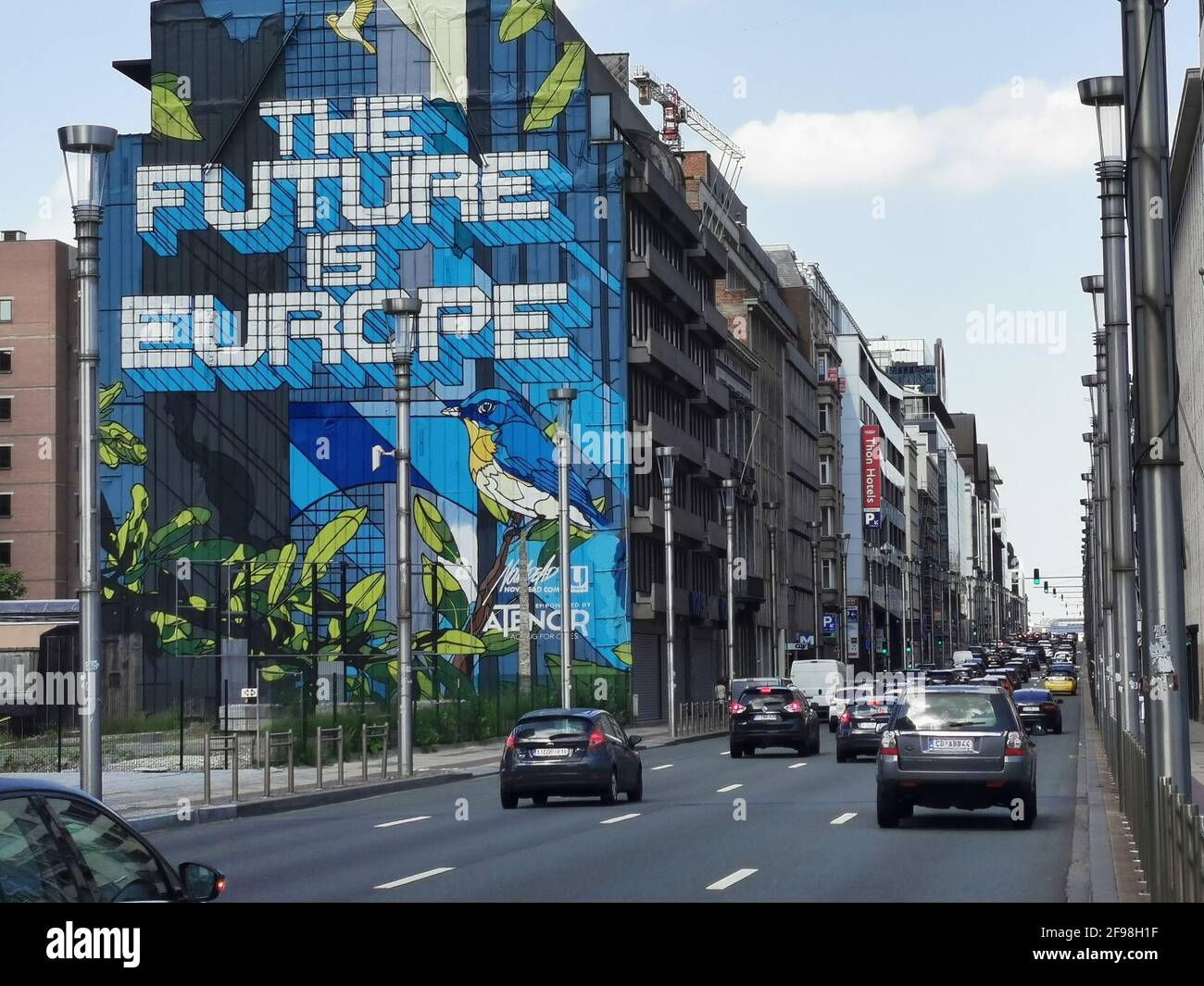 Strada principale auto a Bruxelles con facciata 'il futuro è Europa" Foto Stock