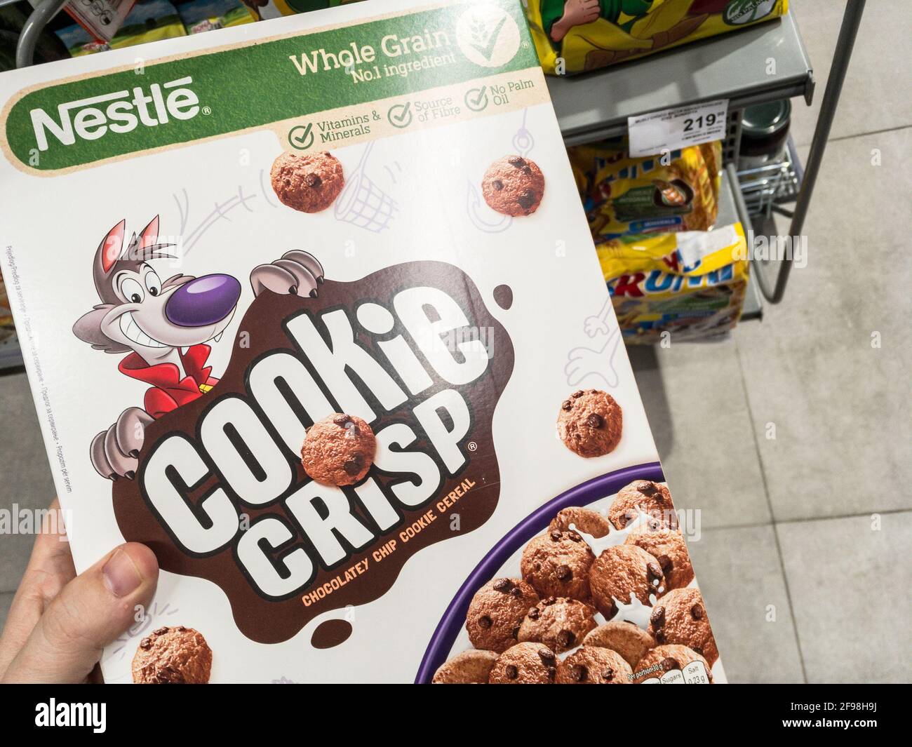 BELGRADO, SERBIA - 13 APRILE 2021: Logo croccante di biscotti su scatole di cereali in vendita. Parte di Nestle, e dei Partner cerealicoli, cookie Crisp è un marchio di chip Foto Stock
