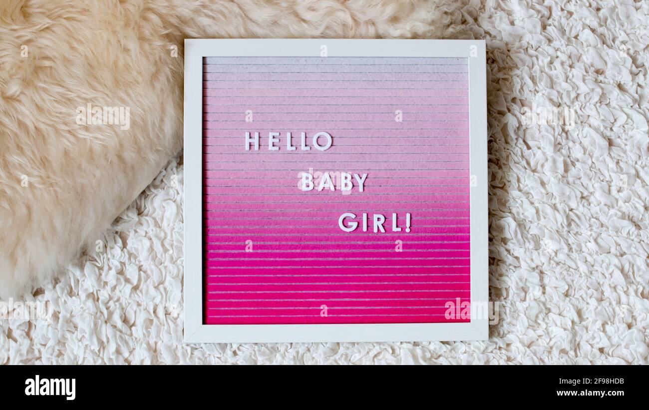 Letterboard 'Hello Baby Girl' / Benvenuto bambino, rosa, ragazza Foto Stock