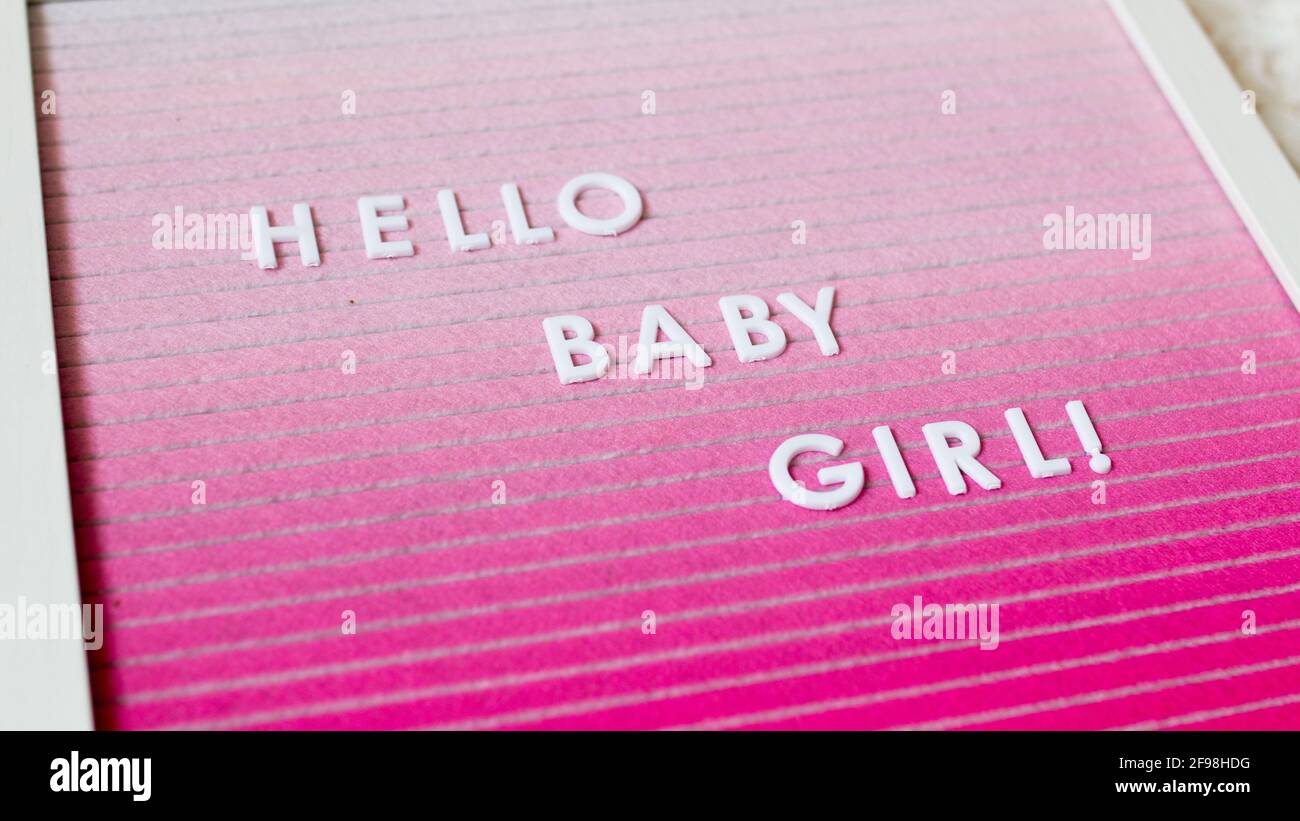 Letterboard 'Hello Baby Girl' / Benvenuto bambino, rosa, ragazza Foto Stock