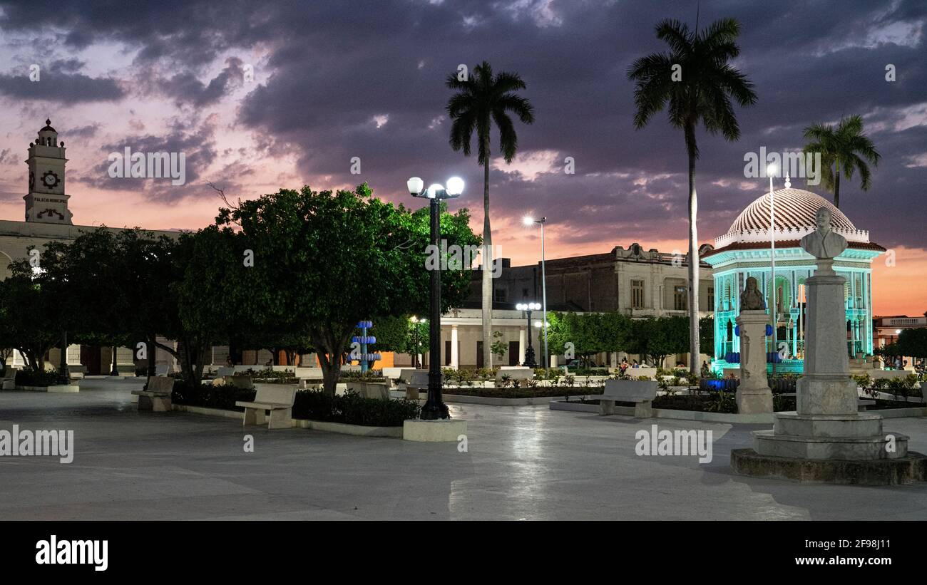 Padiglione, architettura moresca nel parco centrale Parque Céspedes a Manzanillo, Granma, Cuba Foto Stock