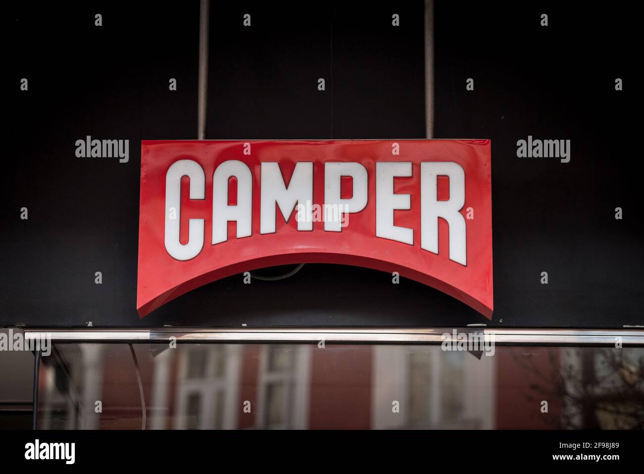 BELGRADO, SERBIA - 14 FEBBRAIO 2021: Logo delle calzature Camper nel loro  negozio principale per Belgrado. Camper è un produttore spagnolo di scarpe  e calzature AN Foto stock - Alamy