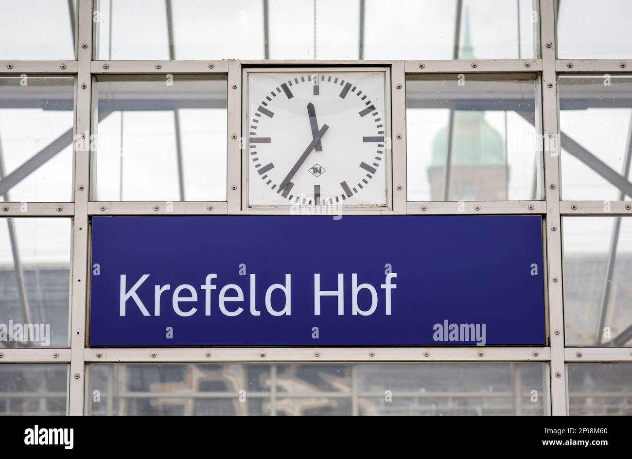 Krefeld, Renania Settentrionale-Vestfalia, Germania - stazione centrale di Krefeld, scritta con orologio. Foto Stock