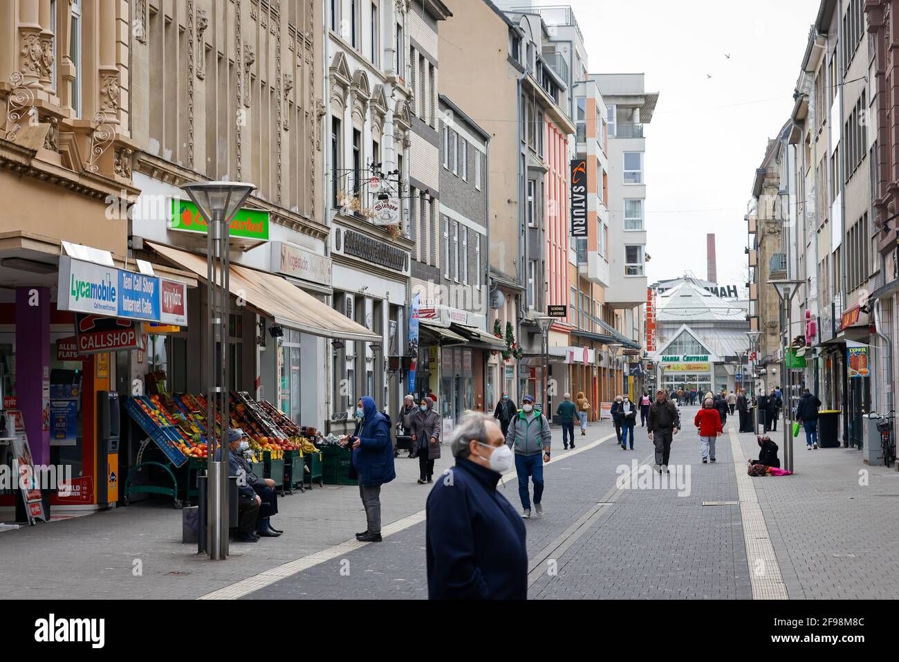 Krefeld, Nord Reno-Westfalia, Germania - Krefeld centro città in tempi della crisi della corona durante il secondo blocco, la maggior parte dei negozi sono chiusi, solo pochi passanti sono a piedi sulla Hochstrasse, la strada principale dello shopping. Foto Stock Krefeld, Nord Reno-Westfalia, Germania - Krefeld centro città in tempi della crisi della corona durante il secondo blocco, la maggior parte dei negozi sono chiusi, solo pochi passanti sono a piedi sulla Hochstrasse, la strada principale dello shopping. Foto Stock