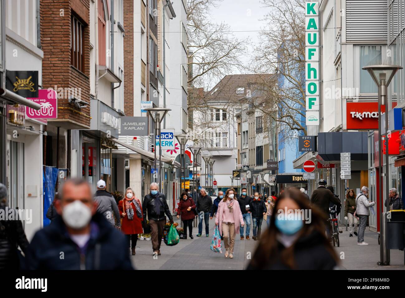 Krefeld, Nord Reno-Westfalia, Germania - Krefeld centro città in tempi della crisi della corona durante il secondo blocco, la maggior parte dei negozi sono chiusi, solo pochi passanti sono a piedi sulla Hochstrasse, la strada principale dello shopping. Foto Stock