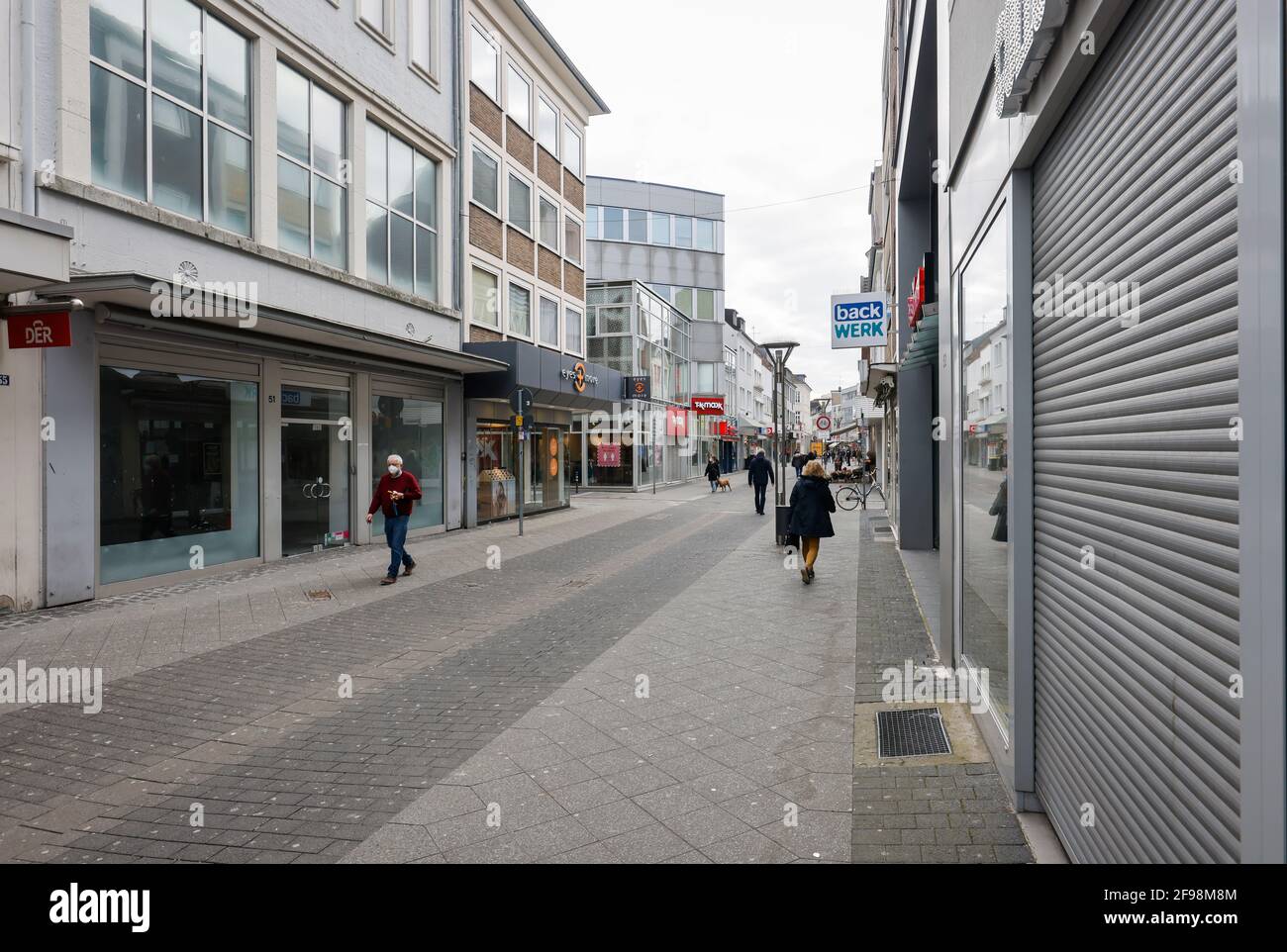 Krefeld, Renania Settentrionale-Vestfalia, Germania - Krefeld centro città in tempi della crisi della corona durante la seconda chiusura, la maggior parte dei negozi sono chiusi, alcuni negozi sono vuoti, solo pochi passanti sono a piedi sulla Hochstrasse, la strada principale dello shopping. Foto Stock