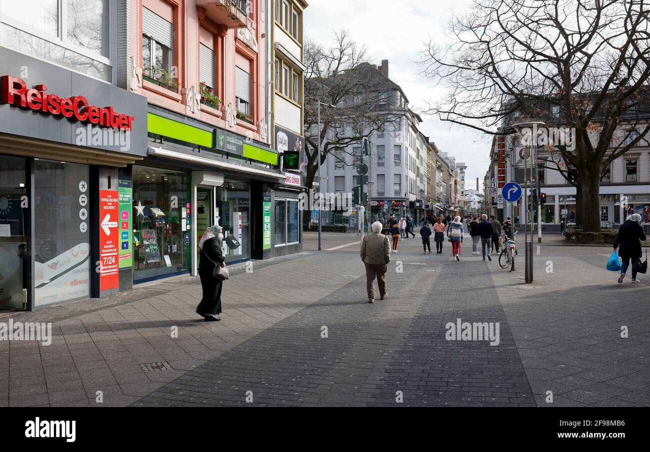 Krefeld, Nord Reno-Westfalia, Germania - Krefeld centro città in tempi della crisi della corona durante il secondo blocco, la maggior parte dei negozi sono chiusi, solo pochi passanti sono a piedi sulla Hochstrasse, la strada principale dello shopping. Foto Stock