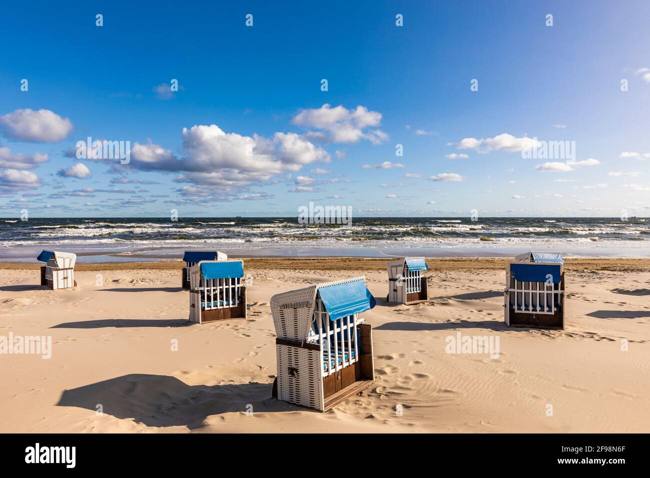 Germania, Meclemburgo-Pomerania occidentale, Mar Baltico, costa del Mar Baltico, isola di Usedom, Ahlbeck, località balneare, spiaggia, sedie a sdraio, onde Foto Stock