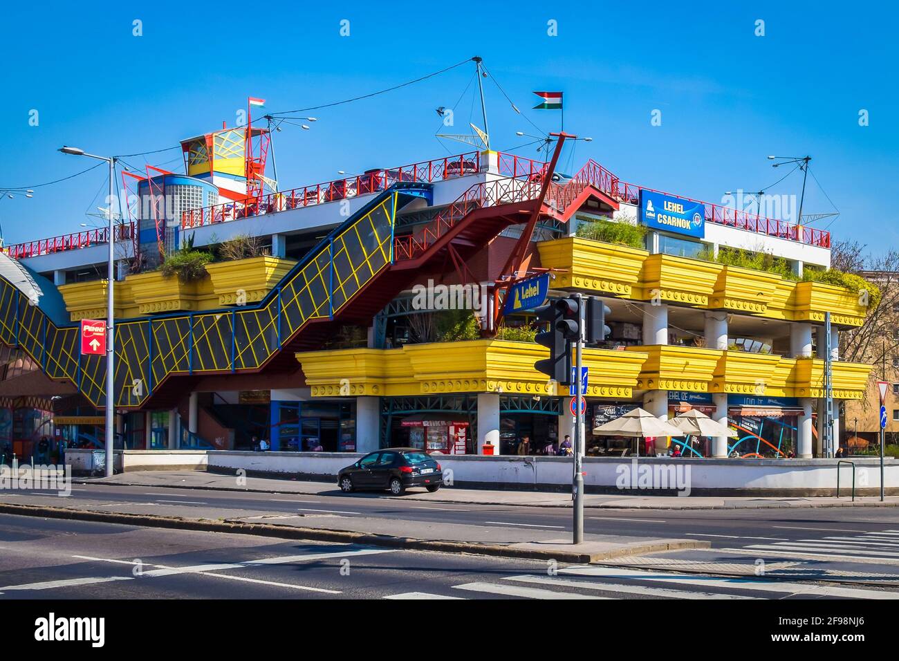 Budapest, Ungheria, marzo 2020, vista del mercato di Lehel e dell'edificio del centro commerciale Foto Stock