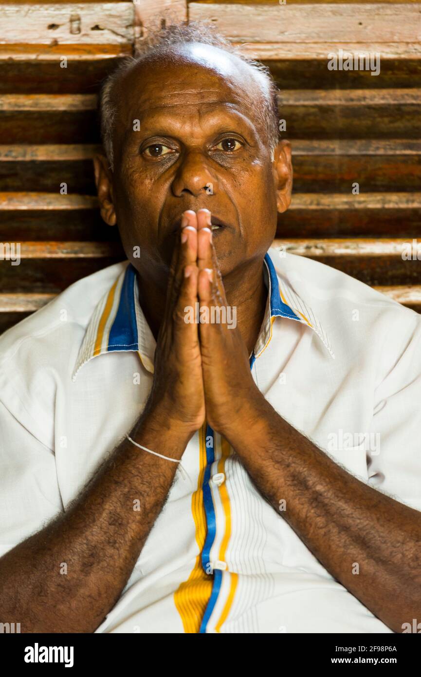 Sri Lanka, Kandy, Sri Dalada Maligawa, il tempio del dente sacro, anziano, in preghiera, Foto Stock