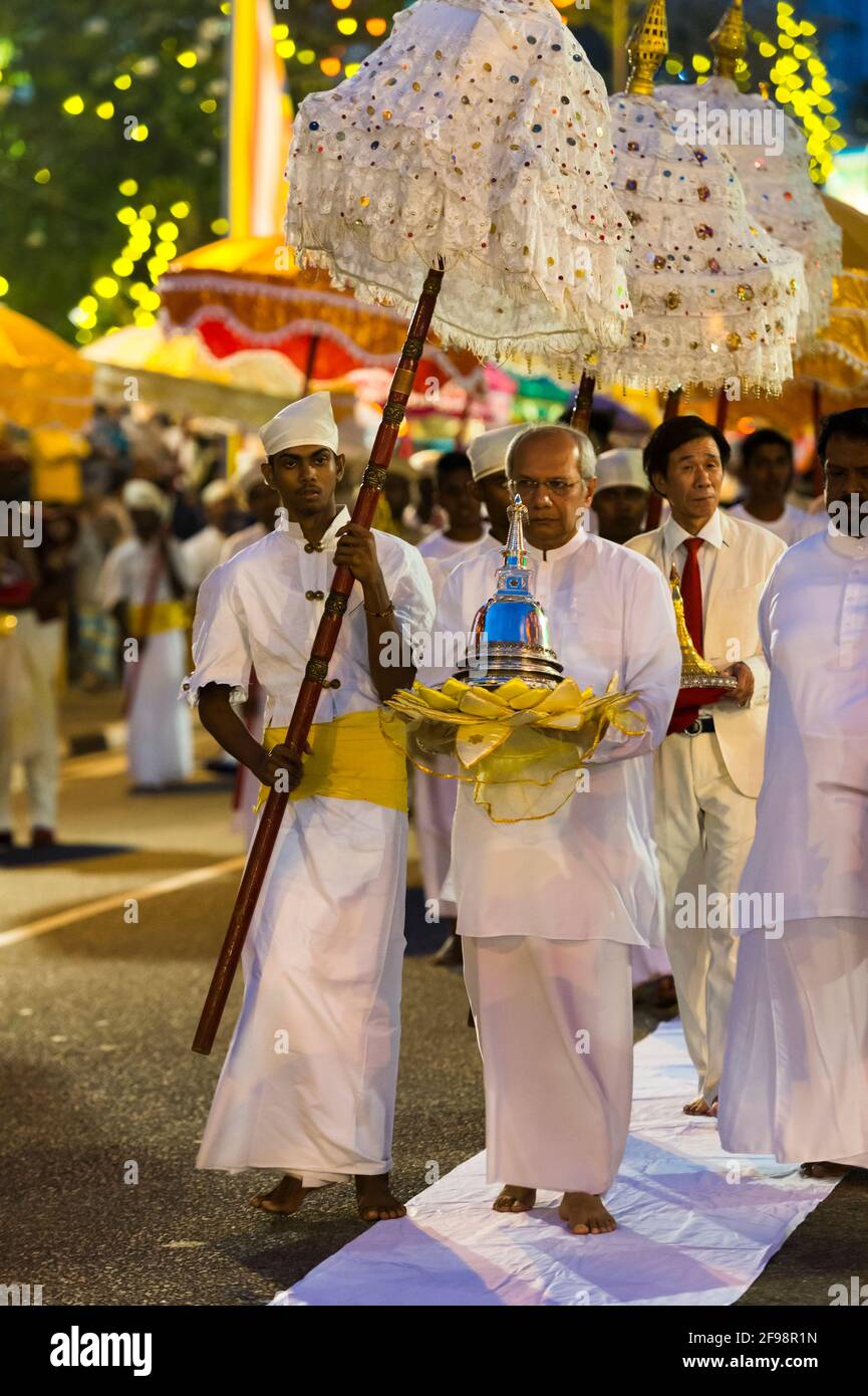 Sri Lanka, Colombo, tempio di Gangaramaya, festival di Nawam Maha Perahera, uomini, ombrelli, processione, Foto Stock Sri Lanka, Colombo, tempio di Gangaramaya, festival di Nawam Maha Perahera, uomini, ombrelli, processione, Foto Stock