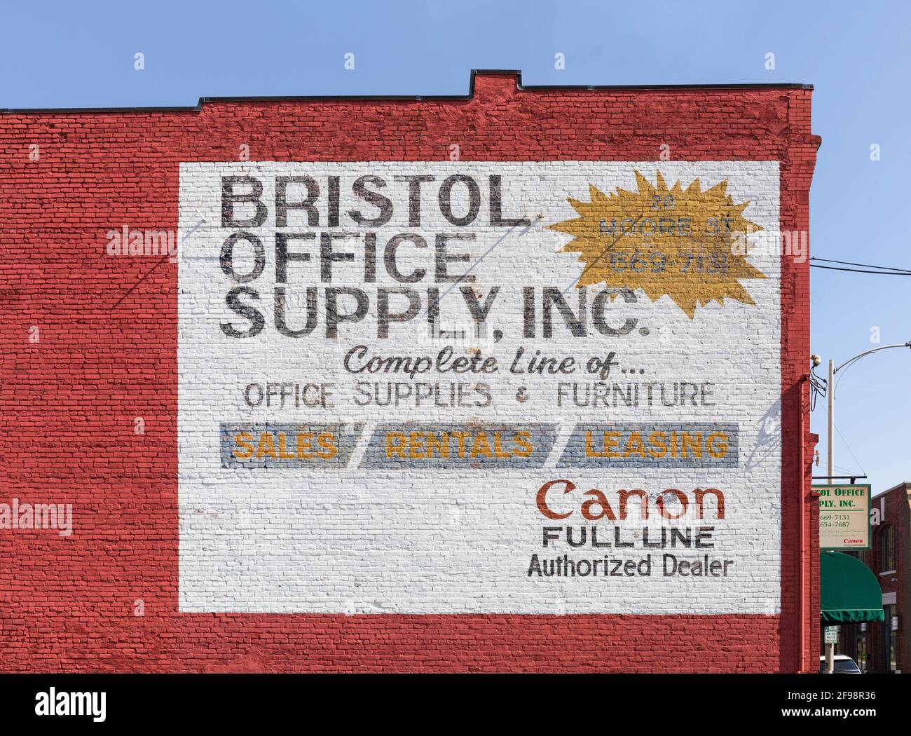 BRISTOL, TN-VA, USA-7 APRILE 2021:un cartello dipinto sull'edificio, che fa pubblicità ad un rivenditore autorizzato di linea completa Canon ora defunto Bristol Office Supply, Inc. Foto Stock